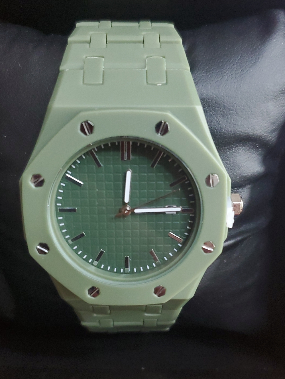 Men's Green Silicone Sport Watch - Minimalist Everyday Timepiece